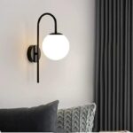 Aplica Model W130 – Metal și abajur de sticlă, soclu E27, finisaj negru