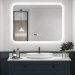 Oglinda Baie LED cu Dezaburire, Ceas si Senzor Touch – 80×60 cm, Rama Acril, Lumina Rece / Calda / Neutra