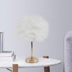 💡 Veioză Decorativă cu Pene și Bază Aurie – Glamour și Căldură Vizuală