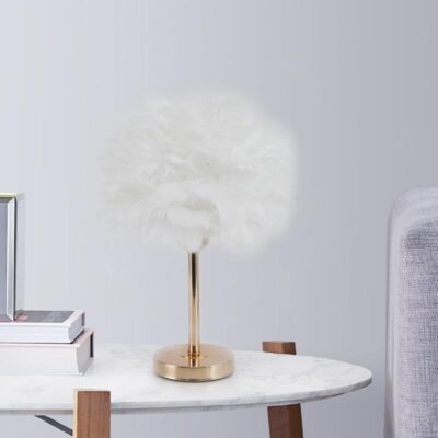 💡 Veioză Decorativă cu Pene și Bază Aurie – Glamour și Căldură Vizuală